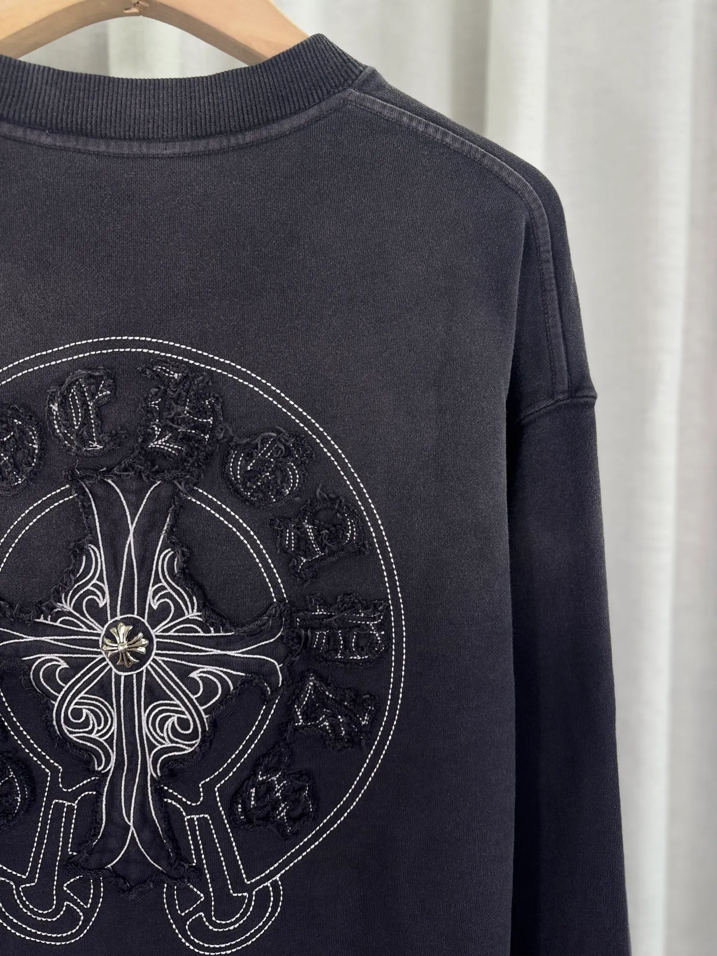 P280 top version, real shot without P, ​​different from market currency) 𝗖𝗵𝗿𝗼𝗺𝗲 𝗛𝗲𝗮𝗿𝘁𝘀/Cro Heart 2025 washed patch embroidery autumn and winter new original single counter American laser burnt 3D three-dimensional color embroidery couple casual sweatshirt 👑The highest version! Customized fabric 500g tripe terry fabric! American acid-washed and distressed original fabric laser burnt ✟appliqué embroidery and exquisite embroidery of letters! The best-selling model in the counter, very comfortable to wear. Accessories: original molded and authenticated collar label➕100% silk wash label. Genuine purchase-grade original hangtag➕matching hanging rope➕3D hanging beads➕original packaging bag. Craftsmanship: The original version has consistent wiring! The highest version of the armhole matching technique! Color: Blue Black Size: S M L XL Style No.: 1033